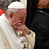 Pāvests Francisks pirmo reizi kopš operācijas parādās sabiedrībā