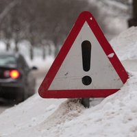 Напряженная ситуация на дорогах Латвии: движение затрудняют снег и обледенение