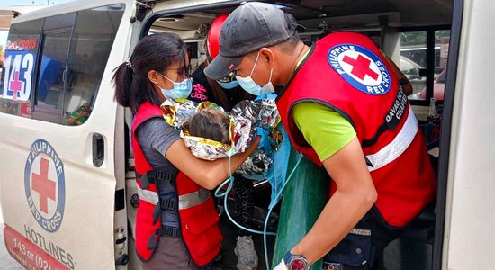 'Tas ir brīnums': Filipīnās izglābta 60 stundas zem gruvešiem pavadījusi meitenīte