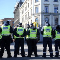 Par pašaizliedzīgu darba pienākumu pildīšanu prēmēs četrus Rīgas pašvaldības policistus