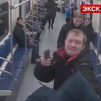 Video: Pilnā metro vagonā Maskavā divi krievi nošauj dagestānieti