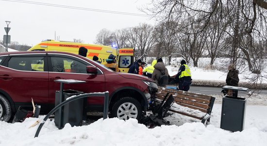 Torņakalnā avarējušo 'Nissan' vadījis deviņdesmitgadnieks; Siguldas pagastā gājuši bojā avarējušo auto vadītāji