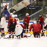 Latvijas hokejistes pasaules čempionāta otrās divīzijas turnīra pirmajā spēlē 'bullīšos' zaudē Spānijai