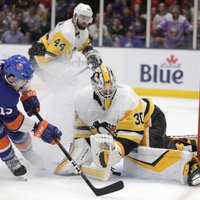 Bļugera 'Penguins' zaudē arī otrajā sērijas mačā pret 'Islanders'