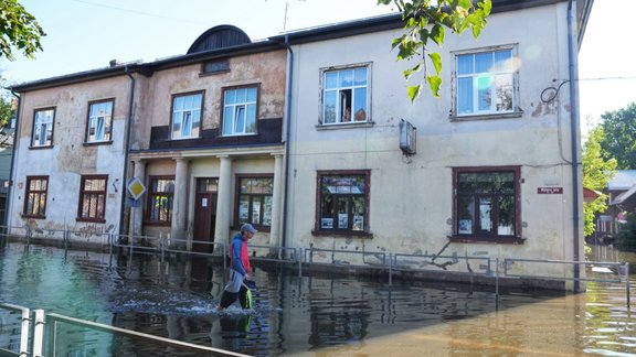 Rinkēvičs iepazīstas ar vētras un lietavu seku novēršanas darbiem