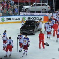 Krievijas izlases vadība hokejistu aiziešanu no ledus skaidro ar misēkli