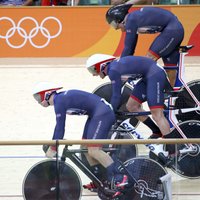 Lielbritānijas treka riteņbraukšanas komanda divreiz labo olimpisko rekordu un uzvar sprintā