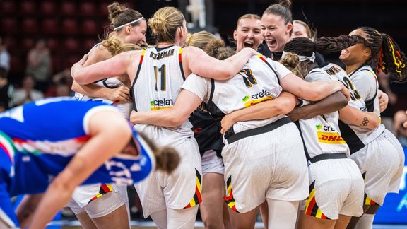 Dramatiskās cīņās noskaidrotas Eiropas sieviešu basketbola čempionāta finālistes