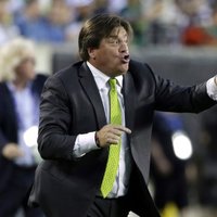 Zelta kausa ieguvēju Meksikas futbola izlases treneri atlaiž par uzbrukumu žurnālistam