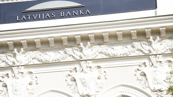 Divgalvainie ērgļi pie Latvijas Bankas ēkas - 4