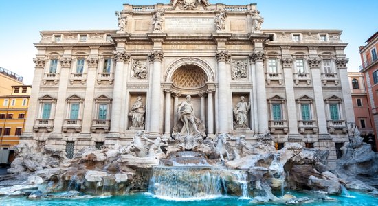 Ежегодно туристы бросают более миллиона евро в фонтан Треви в Риме. Что с ними происходит?