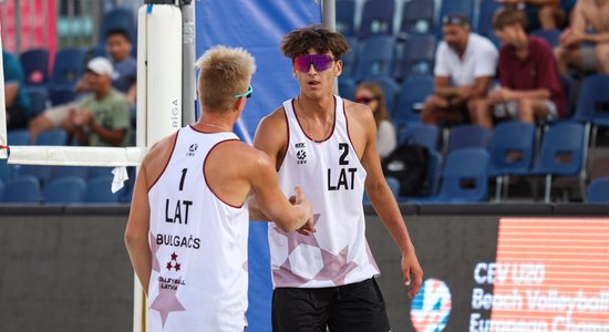 Latvijas pludmales volejbolisti sasniedz ceturtdaļfinālu Parīzes OS atlasē