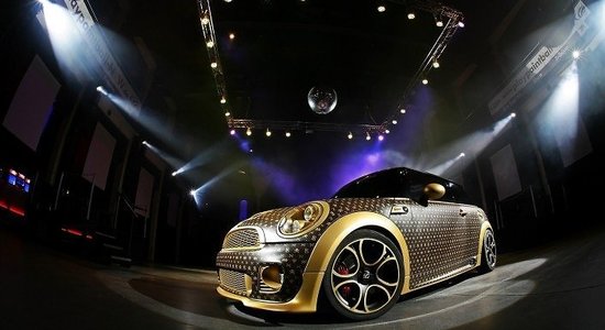 Достижение: в Mini Cooper поместились 28 гимнасток