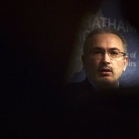 Maskavā Hodorkovskim aizmuguriski nosaka apcietinājumu