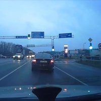 Video: Pie Valdlaučiem auto taranē luksofora konstrukciju