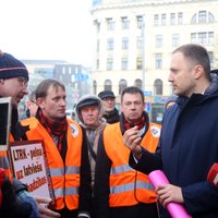 Foto: Pie valdības ēkas protestē pret viesstrādniekiem