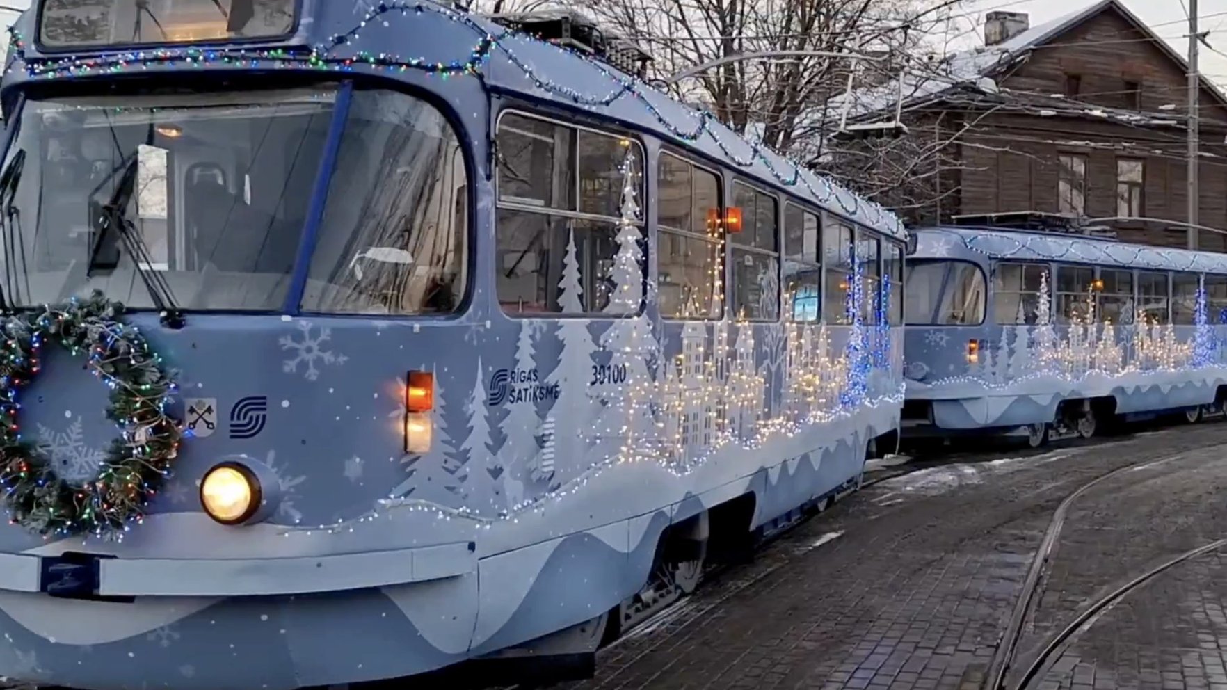 Foto: Zināms, cik izmaksājusi Ziemassvētku tramvaja dekorēšana