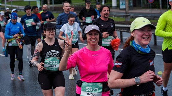 Foto: Rīgas maratonā startē rekordliels dalībnieku skaits. Atrodi sevi fotogrāfijās!