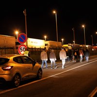 Lamanša tunelī, atkal cenšoties iekļūt 1500 imigrantiem, viens gājis bojā