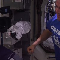 Video: Astronauti eksperimentē ar ūdeni bezsvara stāvoklī