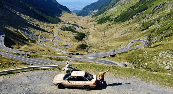 90 kilometru serpentīni pasaules skaistākajā ceļā. Vecais "Audi" braucienu iztur bez remonta