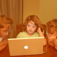 Tikai 19% daudzbērnu ģimeņu dators ir katram ģimenes loceklim, liecina aptauja
