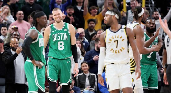 Pēc Porziņģa pēdējās sekundes noteikumu pārkāpuma 'Celtics' zaudē 'Pacers'