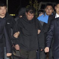Arestē Dienvidkorejas prāmja kapteini; turpinās 270 cilvēku meklēšana