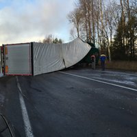 ФОТО: На Видземском шоссе перевернулся грузовик – движение блокировано