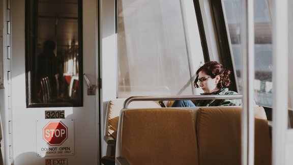 sieviete skumjas emocijas pārdzīvojums vientulība vienatne