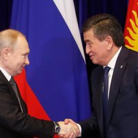 Глава Киргизии подарил Путину скакуна и борзую в обмен на помощь в $30 млн