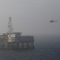 Ugunsgrēkā uz naftas ieguves platformas Kaspijas jūrā gājuši bojā 32 strādnieki
