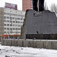 Foto: Doņeckā neveiksmīgi spridzina 'ļeņinekli'