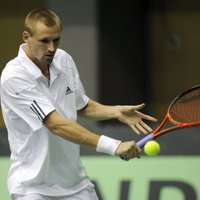 Juška pēc sāpīga zaudējuma pietuvina Latvijas tenisa izlasi neveiksmei pret Slovākiju