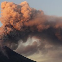 Ученый и гид выжили после падения в кратер действующего вулкана