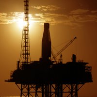 Krietni sarukusi 'Shell' peļņa; naftas gigants vaino zemās cenas