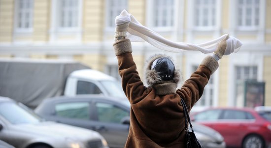 Maskavā aiztur 60 opozīcijas aktīvistus, kas mēģina sarīkot nesankcionētu protesta akciju