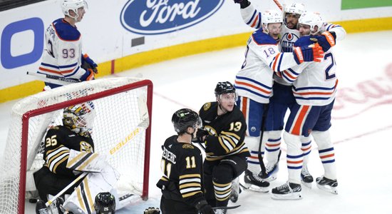 Video: Garām tukšiem vārtiem, bloķēts metiens un atspēlēšanās NHL mačā