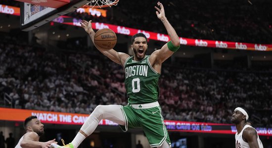'Celtics' bez Porziņģa svin uzvaru trešajā NBA ceturtdaļfināla mačā