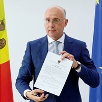 Tiesa aptur Dodona pilnvaras; pienākumu izpildītājs atlaiž Moldovas parlamentu
