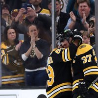 'Bruins' un 'Golden Knights' hokejisti turpina sekmīgo sezonas sākumu