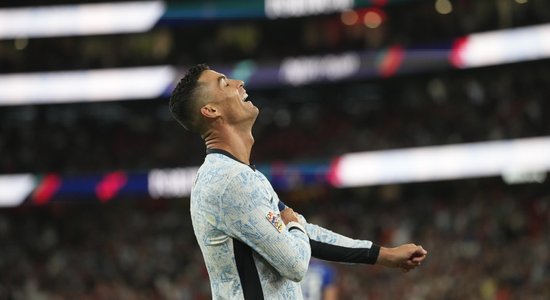 Ronaldu gūst 900. vārtus karjerā; vēsturisku pirmo uzvaru gūst Sanmarīno