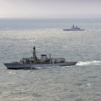 Britu 'HMS Westminster' Lamanšā pavada Krievijas karakuģus
