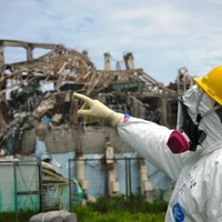 Apsver iespēju Fukušimas radioaktīvo ūdeni izgāzt okeānā
