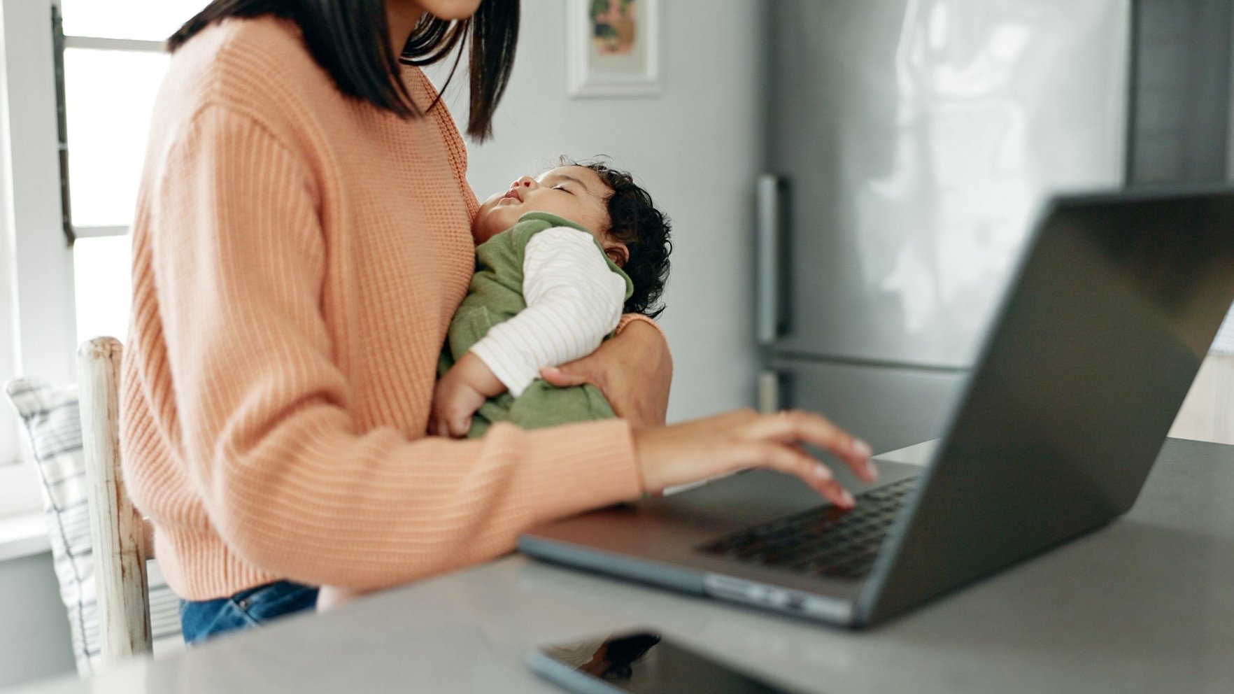 Pieaug zīdaiņiem bīstamā respiratori sincitiālā vīrusa izplatība. Kur meklēt vakcīnu?