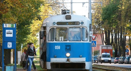 В Даугавпилсе требуется ремонт 90 вагонов старых трамваев, но закупать у России нельзя