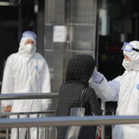 Ķīnā ar koronavīrusu mirušo skaits pieaug līdz 41 cilvēkam