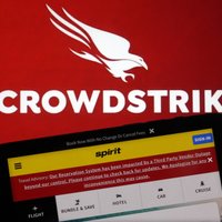 Viens uzņēmums paralizē puspasauli. Kas ir neveiksmīgais "CrowdStrike" un vai jāpērk tā akcijas?