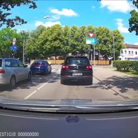 Video: Velosipēdists ignorē satiksmes noteikumus