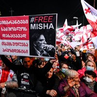 Gruzijā tūkstošiem cilvēku pieprasa pārvest Saakašvili uz slimnīcu